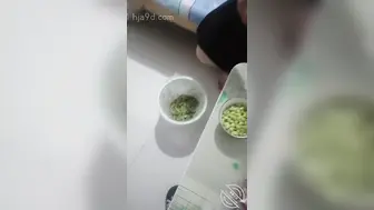 和老妈一起吃饭老爸打视频来了