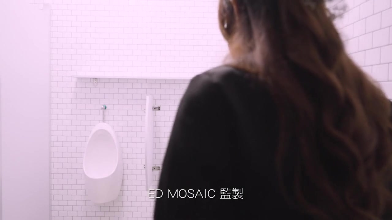 『ED Mosaic』H奶同事“娃娃”在男厕自慰被男同事抓到无奈被迫来一炮