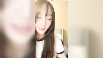 【撸点极高】九分超高颜值19岁美少女，偶像明星级别颜值 吊打各路网红，刚发育好的奶子最可口，收益榜日入好几千