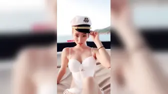 海上捕捉一个海军美女