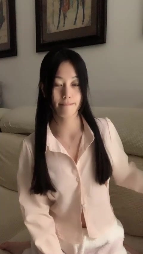 颜值区女神！外表文静很漂亮！给大家小露一波，撩起衣服贫乳，换装衬衣，半脱下内裤性感美臀