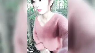 风骚小少妇来小树林里自慰