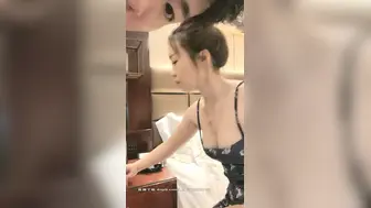 安琪拉i高颜值长相甜美粉嫩妹子啪啪，穿上黑丝撕裆特写抽插粉穴非常诱人