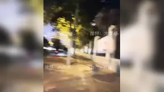 【11.25惊天大瓜】芭比Q了！女孩喝多被路人当街玩B，路边不停有路人和电动车经过~