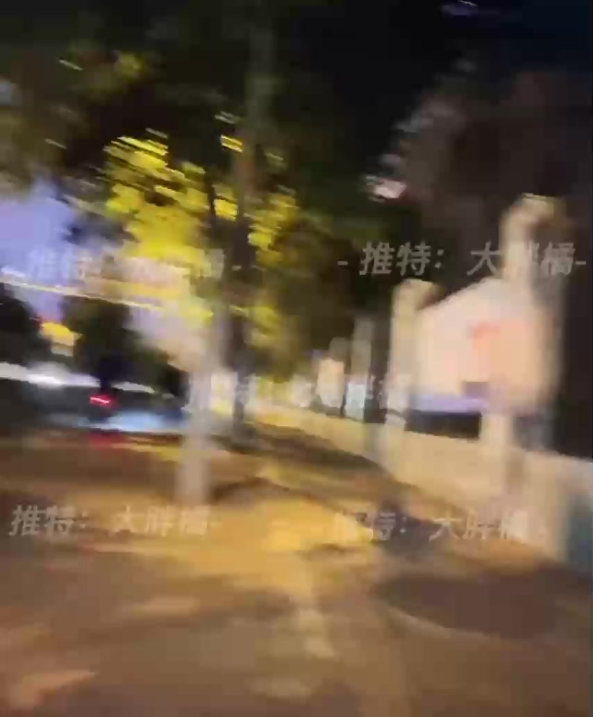 【11.25惊天大瓜】芭比Q了！女孩喝多被路人当街玩B，路边不停有路人和电动车经过~