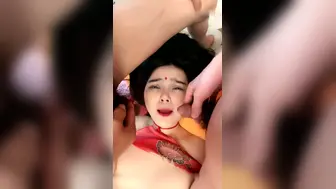 妖艳人妻露脸激情4P伺候三个大鸡巴，肚兜情趣高跟诱惑享受三个大鸡巴的蹂躏爆草，无套草穴内射中出口爆大屌