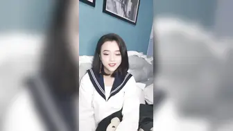 18清纯甜美萝莉妹子，情趣学生短裙，掰穴给你们看嫩穴，小男友拔屌吸吮口交，开档黑丝振动棒插入，娇喘呻吟诱人