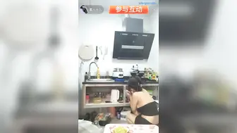 38D巨乳美厨娘【素人十九】厨房煮饭、扫地，样样精通，吃饭时发骚样揉奶，跳蛋自慰 粉穴特写,真想艹翻她哦！