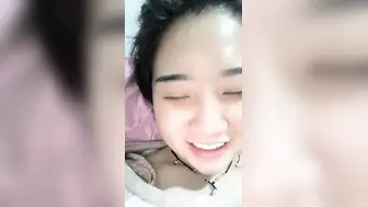 【喜欢哥哥手指】第一批返乡的单身女青年，深夜闺房自慰，直播间各位大哥套路多，骚鲍鱼白浆溢出给特写，对白刺激