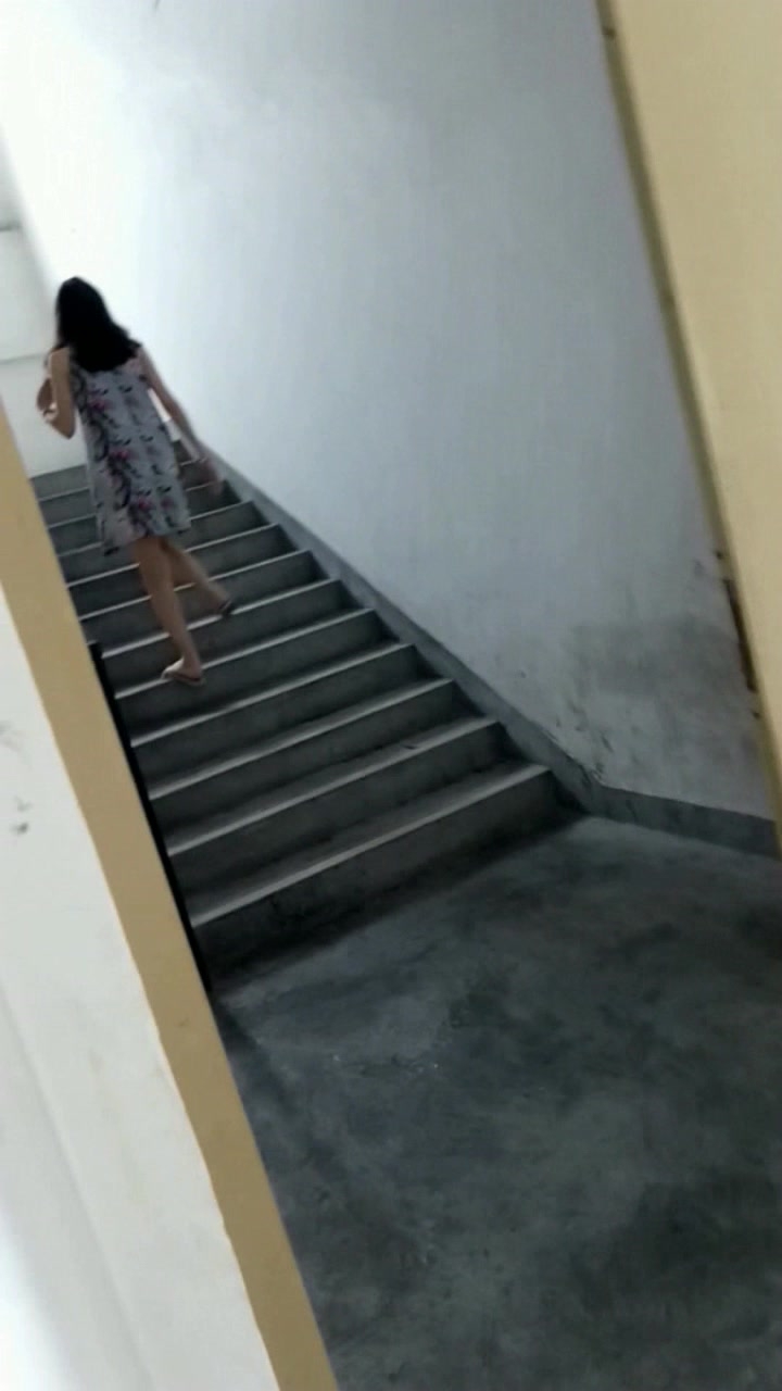 单位女厕偷拍漂亮的美女同事