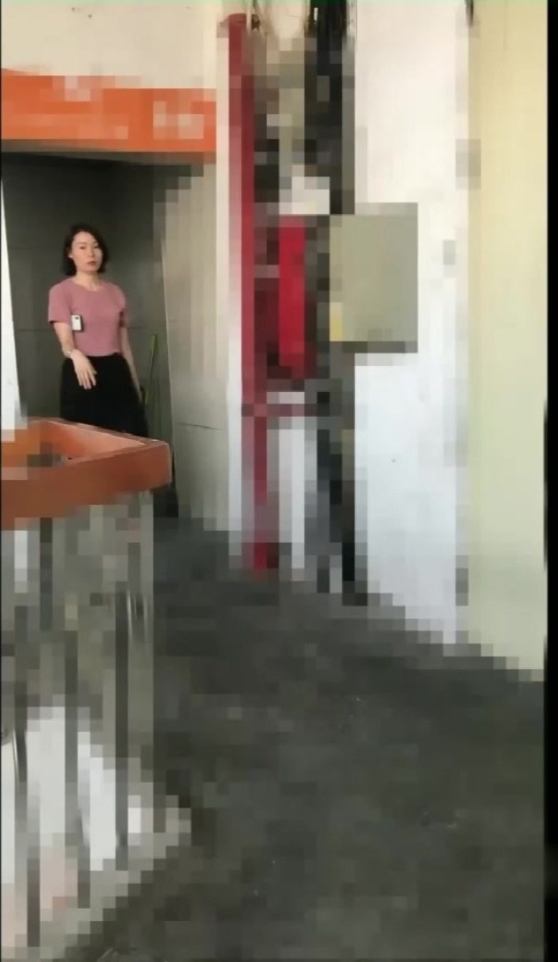 单位女厕偷拍新来的美女财务