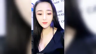 【美的不明显】丰腴女神，性感逼毛可编小辫子，妹妹很鲜美，毛多性欲强，舔奶诱惑！