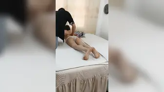 按摩店风俗小哥玩了个双飞，骚女技师跟女顾客揉奶子摸逼，强硬扒光口交爆草，轮流抽插后入爆草干的骚逼浪叫