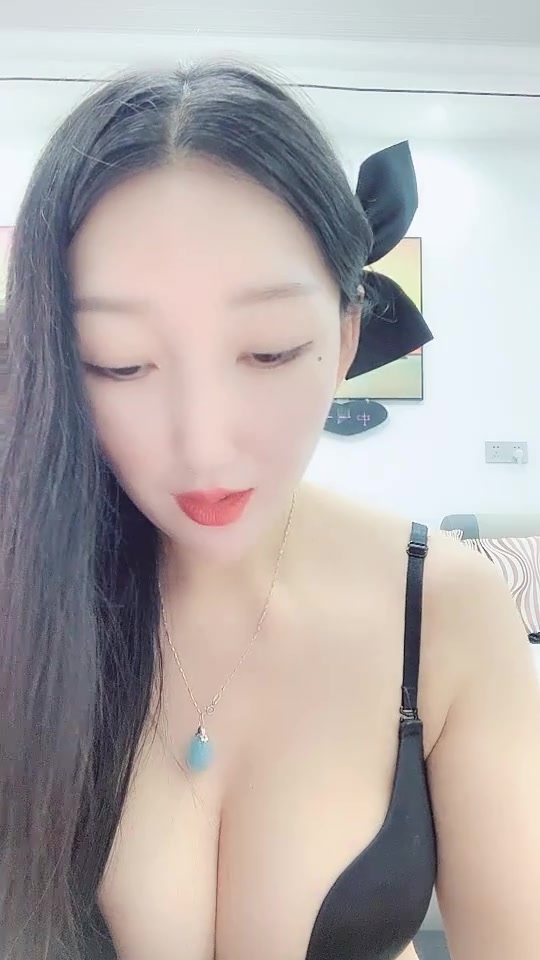 爆乳胸模 极美巨乳少妇，豹纹内裤，掰开粉嫩小穴，阴唇很小骚得很