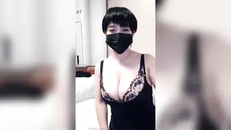 爆乳美熟女【小海媚】蕾丝内衣，揉奶掰B给你伸舌头舔，’不收费的情况下让你们射是我最兴奋滴‘，骚逼阿姨超淫荡！