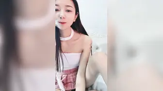 颜值很高的小女人镜头前直播大秀，被狼友调教听指挥脱光衣服揉奶玩逼，跳蛋抽插骚穴呻吟，淫水好多精彩刺激