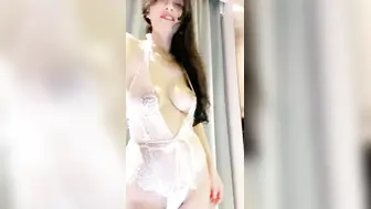 魔鬼身材极品巨乳颜值女神，简直完美腰细胸大，情趣装撩起内裤掰穴，裸舞诱惑晃动奶子，揉搓阴蒂娇喘