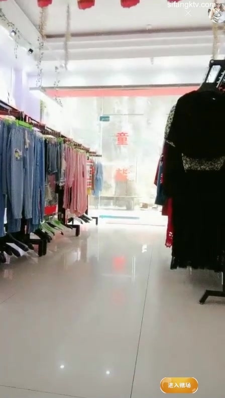 风韵犹存【服装店老板娘】店内跳蛋自慰，’对啊，店里都没人，守活寡‘ 穿上丝袜，隔着跳蛋摩擦真是爽！