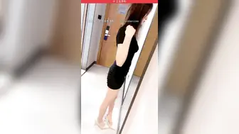 长腿18岁美少女【窄精少女】高跟鞋齐逼短裙，被大哥重压在下面直插紧紧的粉穴