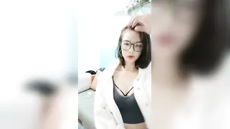 骚妈带着女儿一起直播大秀，露脸换上性感的黑丝漏奶情趣装刺激狼友，淫声荡语不断道具不停抽插骚穴好刺激