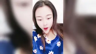 两个极品高颜值美少女，道具自慰，相互自慰掰穴，