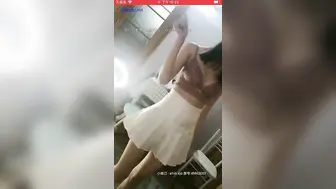 两个身材倍儿棒的妖艳闺蜜，丝袜美腿流鼻血【窄精少女】老哥今晚是最性福的人，两个尤物随便干 来一场3P