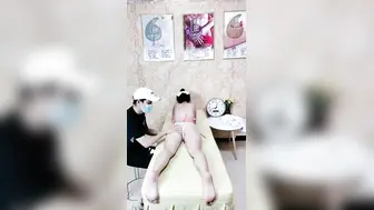 【姑娘你好骚】按摩店25岁少女全身按摩，爽了直接操客户~全身心的服务！包你满意！