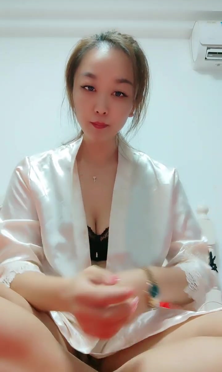 轻熟女高冷范御姐美少妇，很懂得养生注重打扮自己，洗澡全过程，还挑逗狼友