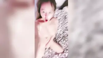 丰乳肥臀小妹，自个舔大MM真有骚劲呀~激情摆动妖艳迷人身材~先冲啦！撸她撸她！！