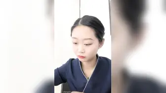 在公司上班的大美女，丰满圆脸，开直播玩王者荣耀玩得好开心，累了就大秀，揉奶尿尿，这对玉兔又大又饱满 爱死辣！