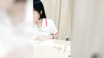 剧情演绎眼镜学生妹打电话叫学长来家里作业辅导，脱光光躺在桌子上检查身体，再到卧室操上位骑坐操到大叫