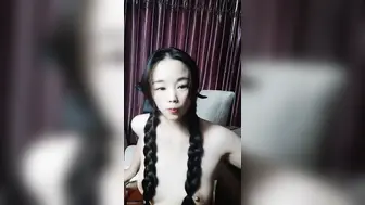 双麻花辫子美少妇被壮哥哥头套男超多姿势无套草白虎穴，深喉怼嘴口爆