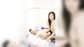 口罩男卧室中大战黑丝老婆，还找个单男前后夹击，这次操爽了