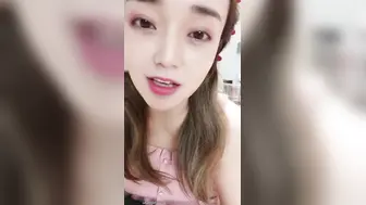 小吴老师：啊~~今天好舒服呀，又流出来啦，越来越痒了宝贝啊~啊，内裤肯定每天都要换呀，送给你呀，自慰高潮白浆液体流出来！