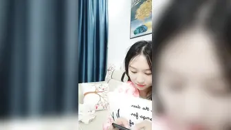 巨乳美少妇刚生完孩子就在房间中发骚，直播全裸自慰给狼友看看