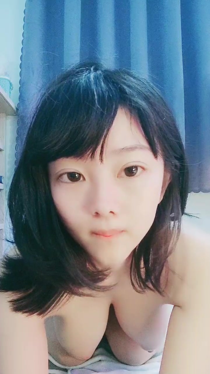 年轻妹妹童颜巨乳，一点都不下垂，全裸自慰，逼逼户型超级漂亮白虎一线天