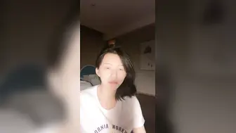 如向日葵般女孩--卖萌希瑞 清纯且可爱，一对吊钟乳，和男友在酒店把玩双峰，洗澡搓奶，开水烫逼逼，肉棒自慰！