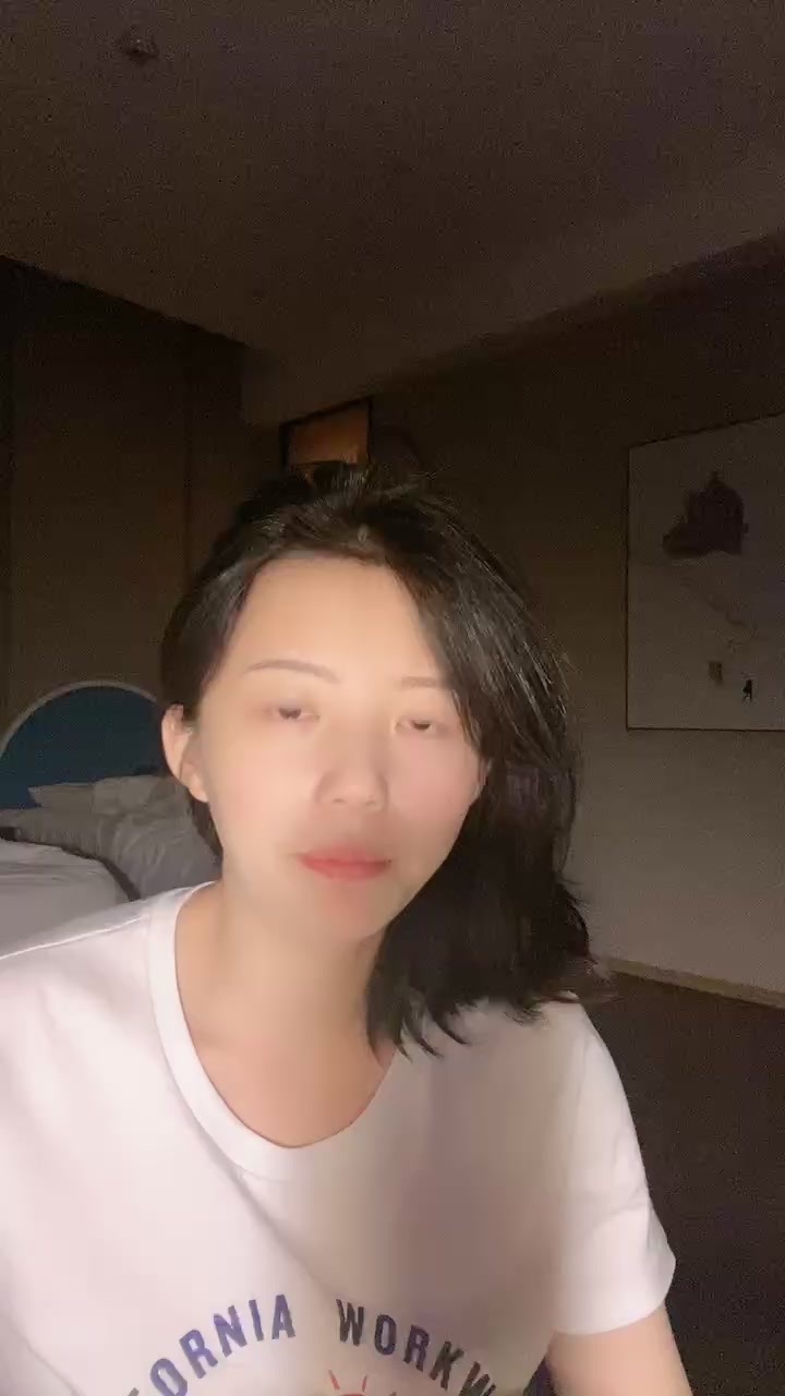 如向日葵般女孩--卖萌希瑞 清纯且可爱，一对吊钟乳，和男友在酒店把玩双峰，洗澡搓奶，开水烫逼逼，肉棒自慰！