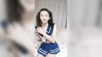 学生制服双马尾【十柒学姐】极度淫荡按头插嘴，吊带白丝美腿，骑乘位深插，坐在椅子上操