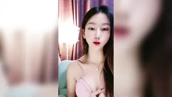 奈雪没睡醒，高颜值美少女：有的，我的胸挺啊，有哥哥可以白嫖啦！ 网友：脚有涂指甲油吗，看看奶头什么颜色。性格温柔，秀色可餐的新人，淫荡的样子真骚！