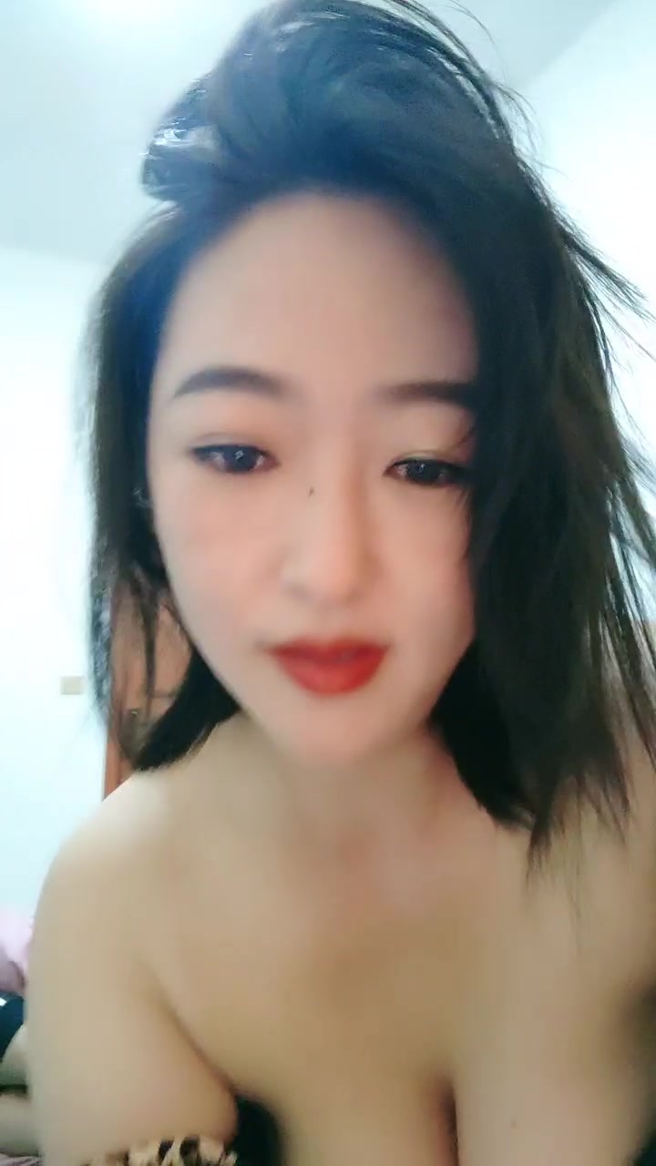 妖艳小虎牙美少妇豹纹比基尼搓奶抠逼，直播夫妻秀，第一视角口交，口硬就迫不及待的女上位无套操起来