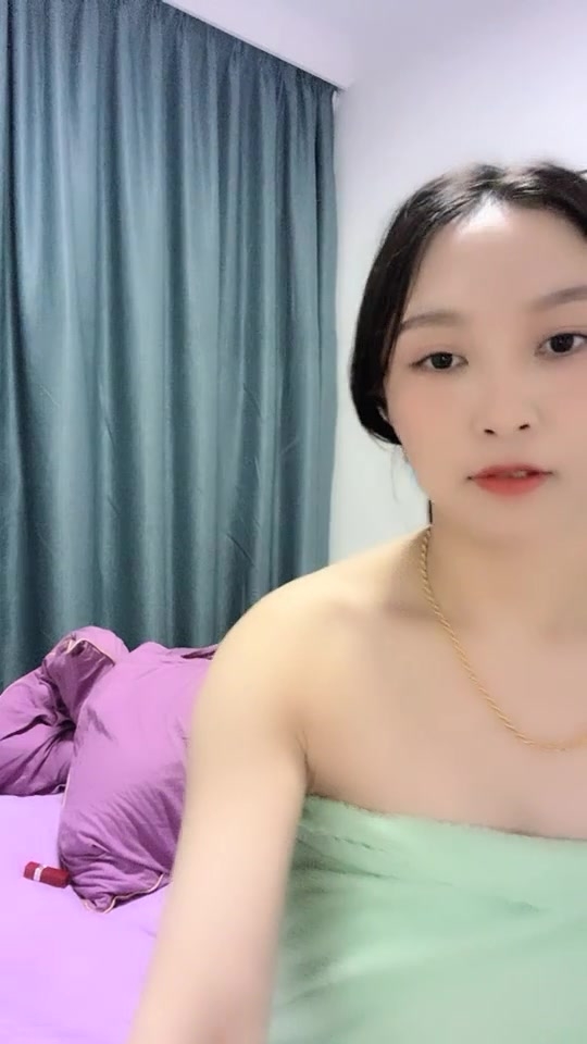 最美人妻-年轻巨乳奶妈：来，啊、张嘴、吃奶啦哥哥们，鲜奶滋润饥渴的旱洞，喷尿操作真强！