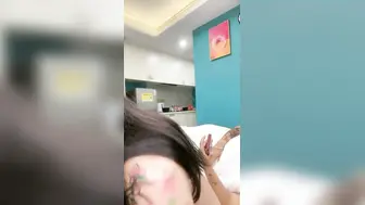 新来的小美女，这奶子和纹身还有小嫩逼真是绝了，完美身材清纯可人，口交大鸡巴床上黑丝激情上位，呻吟可射