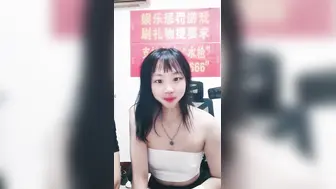 日常调教婊妹露脸跟狼友撩骚，让小哥剪开黑丝袜漏出逼逼，按摩棒玩弄，揉奶玩逼草嘴深喉口交，无套抽插内射