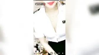 极品奶子美女【瑶瑶】空姐制服黑丝美腿激情骚舞！这胸我可以舔到老