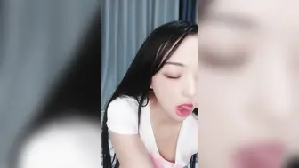 样貌可爱小美女，独自在家没事，露脸自慰直播赚钱小外快