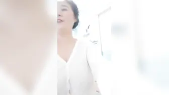 气质丰满身材的熟女美少妇，全裸自慰掰穴，露脸口交多姿势无套啪啪