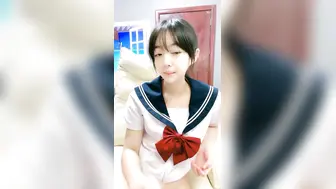 清纯乖巧邻家妹妹新买的学生制服，穿上给大家看，撩起里面穿着连体内裤，掰开粉穴特写，手指扣入表情很享受