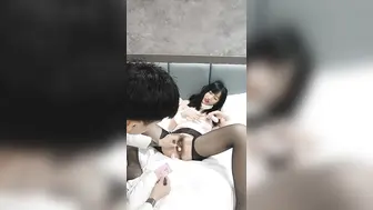 满身纹身社会小哥和极品美乳可爱小女友啪啪，开档黑丝两个跳蛋一起玩，兔女郎装扮后入大屁股操的啊啊叫