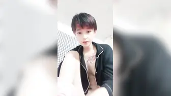 短发露脸气质小少妇，性感火辣的纹身跟小哥激情啪啪，口交大鸡巴让小哥舔逼玩的好嗨，多体位爆草抽插表情骚